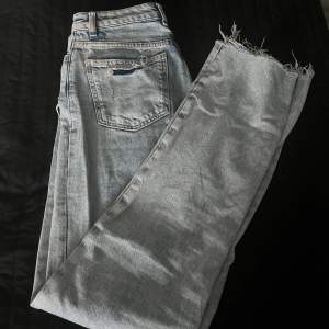 Blå jeans från Bershka. Använda ett fåtal gånger så är i fint skick. Har en slits fram på byxan. Säljer de för 150 kr plus frakt.💕