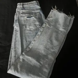 Blå jeans från Bershka. Använda ett fåtal gånger så är i fint skick. Har en slits fram på byxan. Säljer de för 150 kr plus frakt.💕