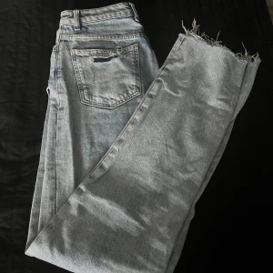 Blå jeans - Blå jeans från Bershka. Använda ett fåtal gånger så är i fint skick. Har en slits fram på byxan. Säljer de för 150 kr plus frakt.💕