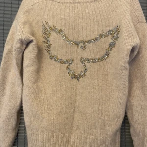 Zadig tröja - Säljer min så fina beiga tröja från zadig&Voltaire i 100% Kashmir då den inte kommer till användning❤️
