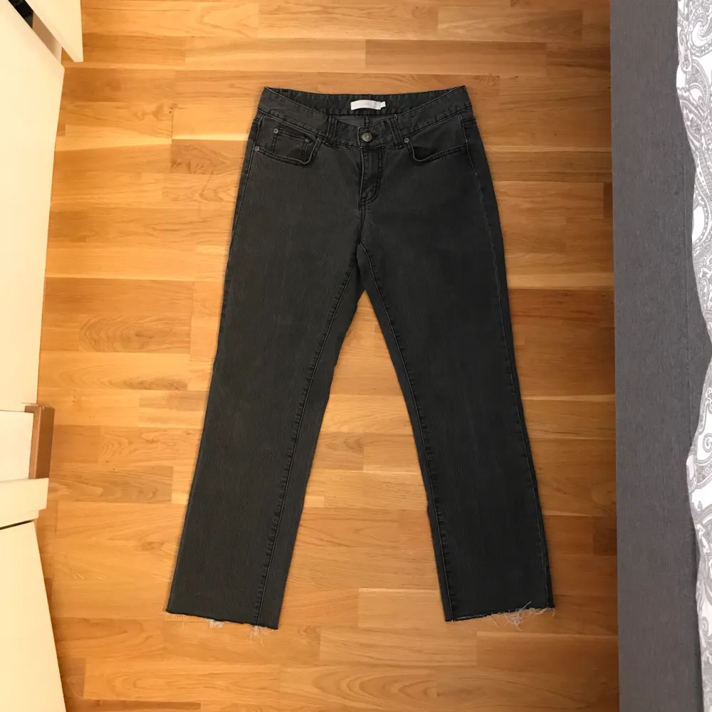 Säljer dessa oanvända jeans som köptes på Plick. Priset går att diskuteras och hör gärna av er för fler bilder.. Jeans & Byxor.