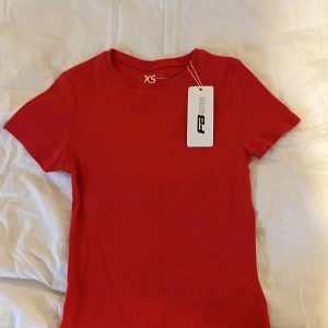 Röd topp  newyorker  - Röd topp från newyorker med lappen kvar,stl xs/s,färgen är lite ljusare i verkligheten!