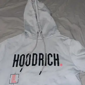 En grå hoodrich hoodie använt 1 gång. Både för tjej och kille  Ordinarie pris: 1000 Sälj för 550