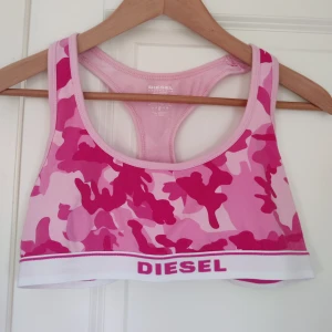 Diesel crop top/sportbh - Använd en gång tror jag. Har klippt bort lappen som brukar sitta i sidan men passar som strl S/M, 36-38. 