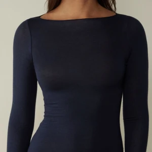 blå intimissimi tröja - blå intimissimi tröja, säljs då den ej kommer till användning lika mycket längre, storlek s, kan även bytas mot en svart i storlek S🥰