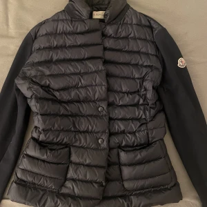 Moncler cardigan  - Intressekontroll på min Moncler cardigan hör av er om ni Är intresserade eller undrar något ❤️andvänd få gånger skick är som ny! Den är i M men sitter som S. Är öppen för byten mot Moncler cardigan, väst eller jacka  