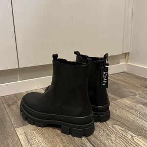 Duffy chunky ankle boots  - Helt oanvända med prislapp. Köptes för 1080 kr. 