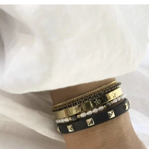 Nit armband  - Armband med nitar ifrån dark department! Säljer eftersom jag aldrig använt den🤍 Lägger ut ännu en gång eftersom den aldrig blev såld 