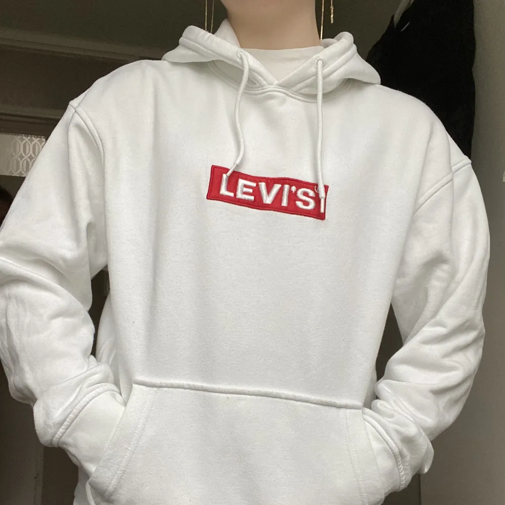 Levi’s hoodie i strl XS. Väldigt fint skick, då den bara är använd ett fåtal gånger. Säljer då jag inte använder den. (Köparen står för frakt) 💗. Hoodies.