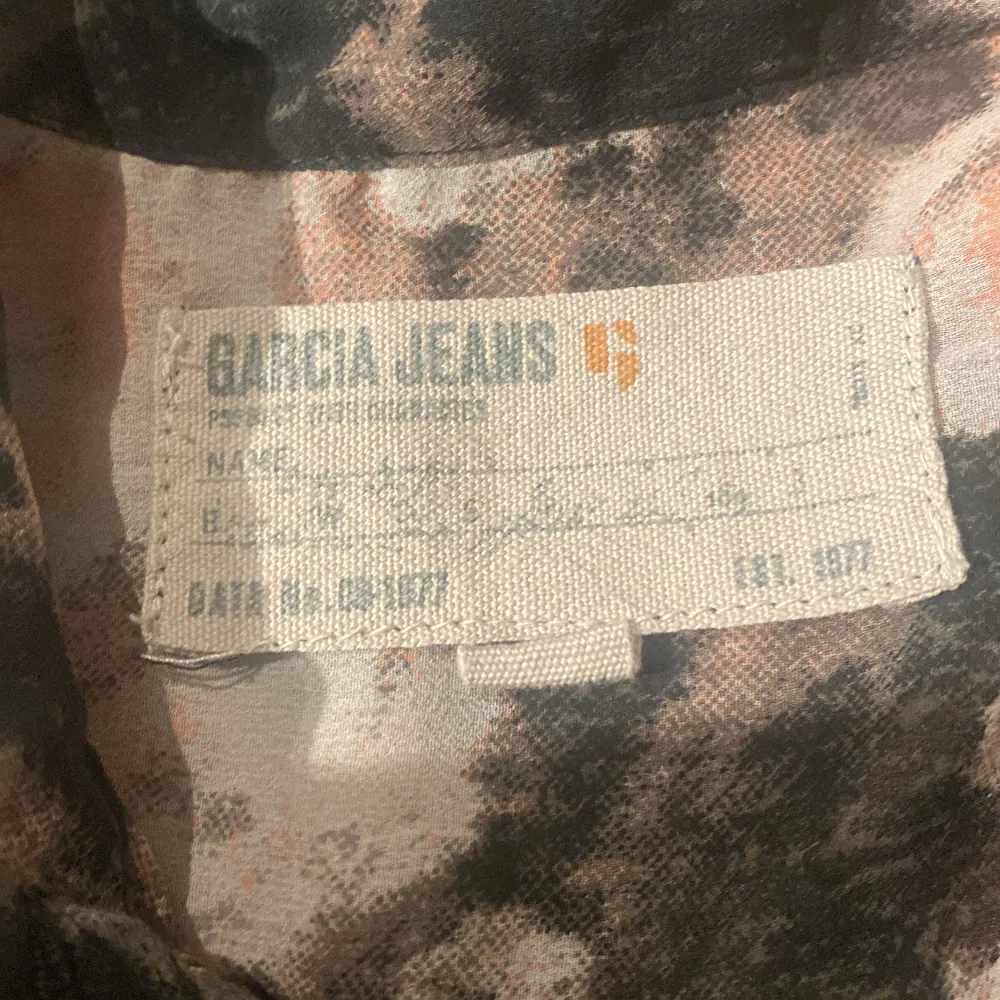 Supersnygg skjorta från garcia jeans använd ett par gånger. Lite genomskinlig och tunn. Skjortor.