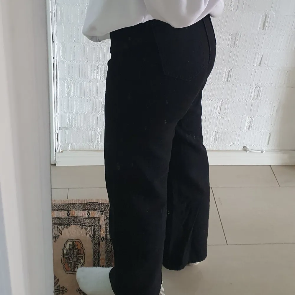 Så fina högmidjade svarta jeans! Använda ett fåtal gånger så i bra skick! Från shein. För referens är jag 172cm. Farkut & Housut.