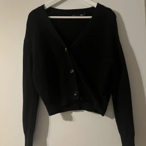 Stickad kofta / cardigan  - Svart stickad kofta/cardigan med knappar