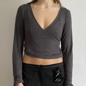 Topp - Grå topp som knyts baktill. Jättefin men har inte fått användning för den. Passar nog som fler olika storlekar med tanken på att den knyts. Själv har jag annars xs eller s (för att jämföra med bilden)