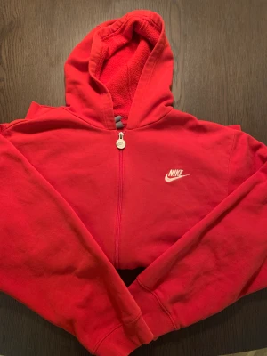 Nike ziphoodie - Röd nike zip-hoodie. 