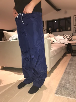 Nike trackpants  - Snygga vintage Nike byxor stlk S. Köpta i detroit 6 år sen ungefär. För små på mej. Kan skicka fler bilder ifall de skulle behövas. 💋