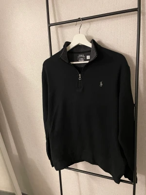 Ralph lauren half-zip - En tröja som jag bara använt en gång, som ny! Säljer för att den är för liten för mig! Köpt för 1700