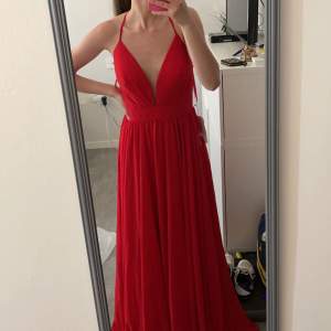 Röd balklänning som endast är använd 1 gång!  Jag köpte den själv för 1185! Nu säljer jag den för 950kr😁