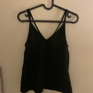 Blus/linne - Säljer detta super snygga linne💗det är lite litet över bysten men annars super snyggt😍😍kom privat för fler bilder. Köparen står för frakt❤️