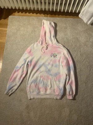 Rick and Morty hoodie  - Knappt använd, säljer byxorna då de ej passar längre. Kan mötas upp i Karlstad  Storlek: Small