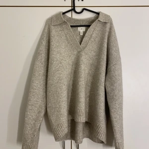 H&M stickad tröja  - Stickad tröja med krage ifrån H&M, knappt använd, Köpare står för frakt!