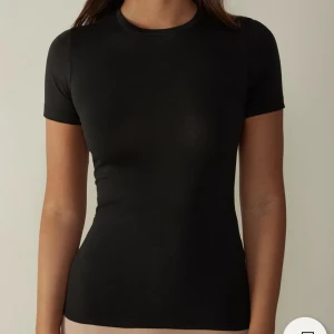 Intimissimi Tshirt - Helt nya tröjor från intimissimi med alla lappar kvar. Endast testade en gång men säljer pga att dom inte satt som jag önskade. Jätte skönt material! Säljer båda två tillsammans för 250kr💗Tryck inte på köp direkt utan skriv direkt till mig istället ❣️