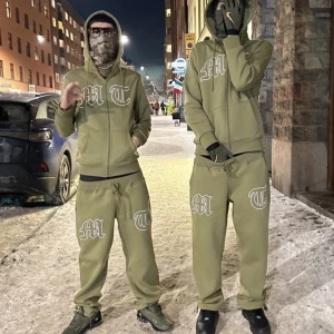 Tuttolente trackauit - Säljer tuttolente tracksuit. Går ej köpa längre. Bra skick. Säljer endast sättet ihop! Byxor i M, tröja i L. Passar bra ihop!