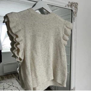 Stickad topp - Säljer min stickade topp med volanger från vila då jag inte haft större användning av den på sistone! Köparen står för frakt💗