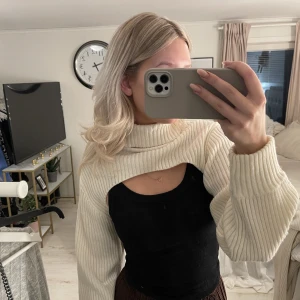 Topp - Säljer denna vita från hm, använd en gång. Storlek medium men sitter som small