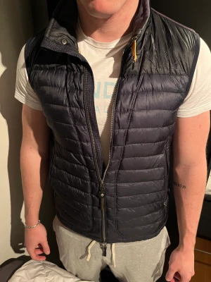 Parajumper - Parajumper väst Köpt på nk i Göteborg  Nypris ca 3000 Storlek m Vi diskuterar pris!