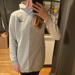 Puma hoodie - En lång grå Puma hoodie som aldrig är använd