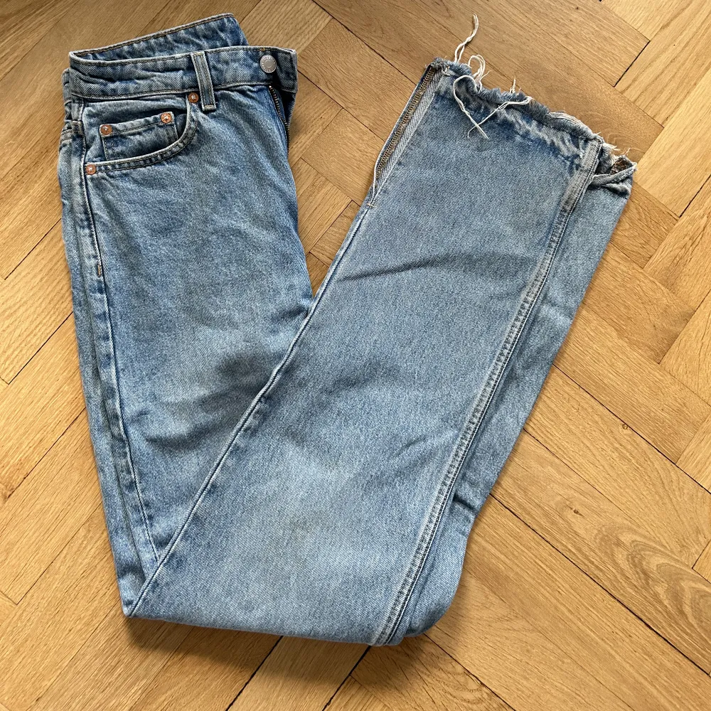 Weekday rowe jeans med slit Storlek 27. Jeans & Byxor.
