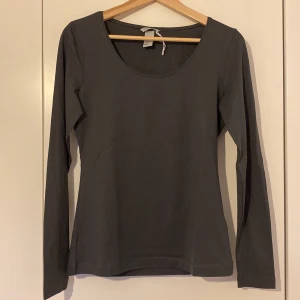 Tröja  - HELT NY, köpt för 200 . storlek M och säljer för 100 . 