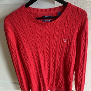Äkta Gant tröja - Kabelstickad Gant tröja storlek XL, känns som en L/XL. Använd 1-2 ggr. Hittat längst bak i garderoben som ny