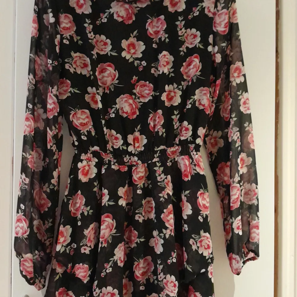 Blommig klänning från HM Divided, som säljs pga för liten. Förutom litet tecken på använt i ärmresoren, i fint skick. Kontakta gärna om frågor<3. Klänningar.