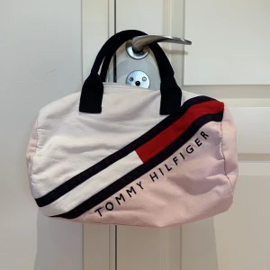 Tommy hilfiger väska - En liten bag från tommy hilfiger (barn)  Använd med mycket bra skick! 40kr + frakt