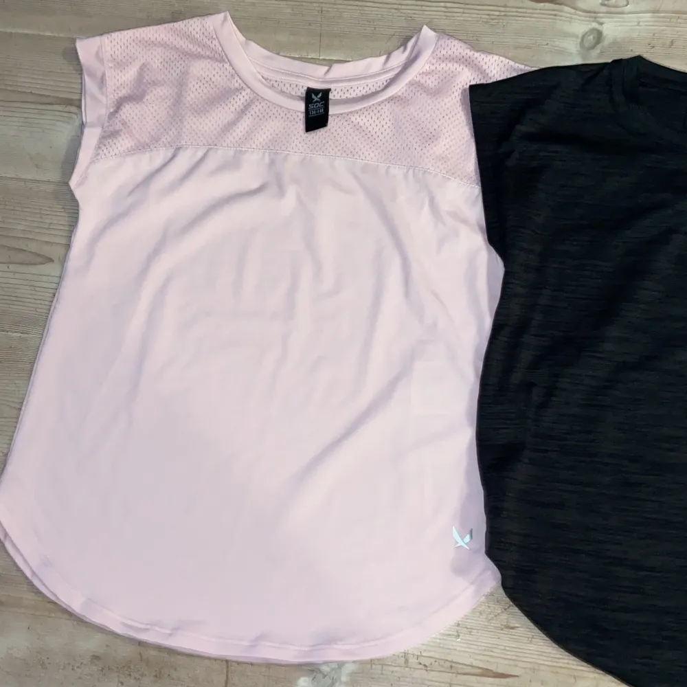 3 träningströjor,1 svart och 2 rosa t-shirts, storlek 134-140, fint skick,märket soc. Hoodies.