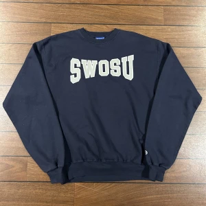 Champion Swosu Sweatshirt  - Snygg vintage sweatshirt från champion i storlek M! Bara att skriva om du undrar över något🙏
