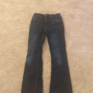 Jeans - Mörkblåa Jeans som tyvärr är för små för mig! Köpte dom på hm! Kom priv om ni är intresserade!❤️