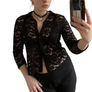 Svart spets blus - Jättefin köpt second hand men aldrig kommit till användning❤️