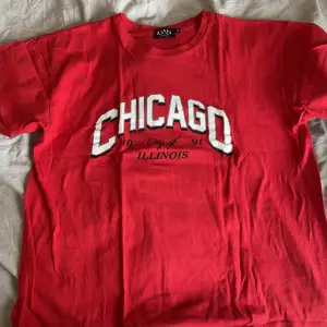 Röd Chicago tröja i Oversized 