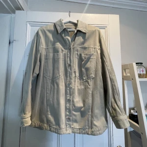 Jeansjacka  - Snygg ljusgrön jeansjacka ifrån Zara, säljer då den aldrig kommer till användning🤍🤍