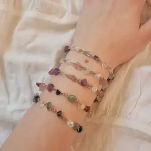 Armband med äkta kristaller. Designa din egen eller välj en från bilden. Kristaller som finns är: Jasper, Amethist, Bergskristall, aventurin,  Prehnit, sodalit och rosa turmalin. Priset gäller för ett armband