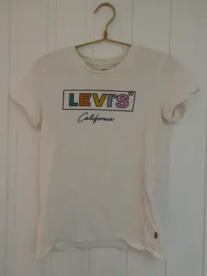 En vanlig levis t-shirt i storlek xs. Köpt på pondus.