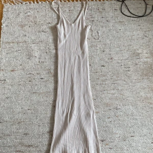 Klänning - Storlek M den är i bra skick, jag har användt 2ggr