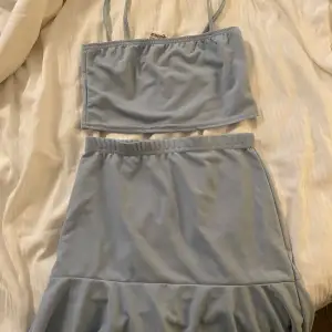 Ett fint blått set med kjol och topp från Boohoo