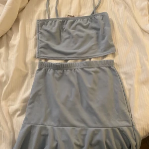 Blå set - Ett fint blått set med kjol och topp från Boohoo