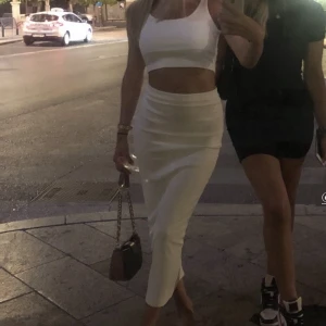 Set - Säljer detta vita sett då det inte kommer till användning. Storlek S