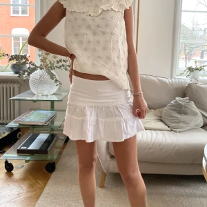 Superfin vit kjol🥰🥰 - Såå fin vit kjol😇 Perfekt till sommarn, storlek S