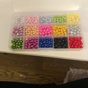 Pärlor olika färger  - Jag säljer ett helt kit med pärlor om någon vill ha