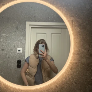 Väst  - Säljer denna sjukt snygga och vårfräscha väst!! Den är inte alls använd mycket, men har verkligen den perfekta beiga färgen!! Köpt på Zaras barnavdelning i storlek 11-12 år, men passar någon som har storlek xs-s. Hör av dig vid intresse!! 